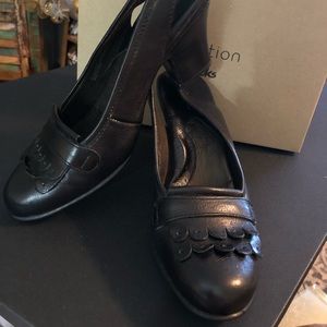 🆕 Born black leather 3 inch walking with padded arch support nonslip bottoms 👍